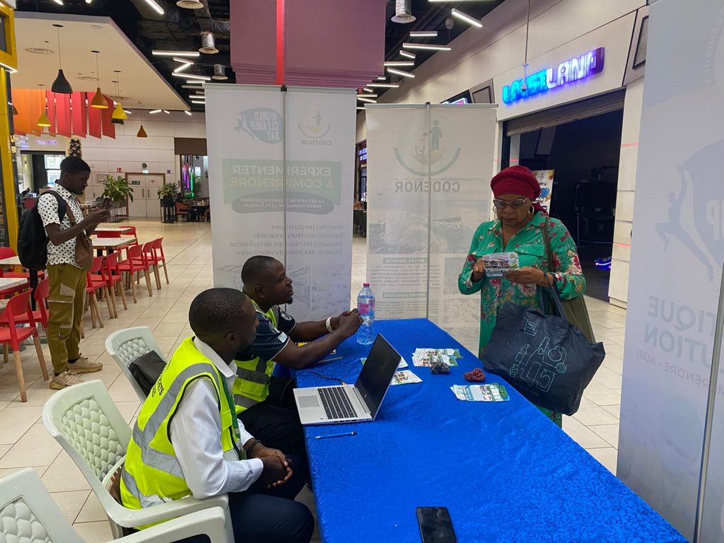 Sensibilisation du public au stand de CODENOR lors du World Cleanup Day